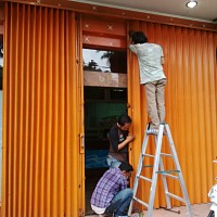 service folding gate