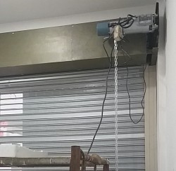 pasang rolling door listrik / otomatis